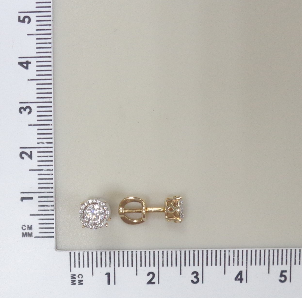 Золотые серьги-пусеты 585 пробы; родий; вставки 2 Бр.Кр-57 0,121 3/6А; 16 Бр.Кр-57 0,074 3/6А; 36 Бр